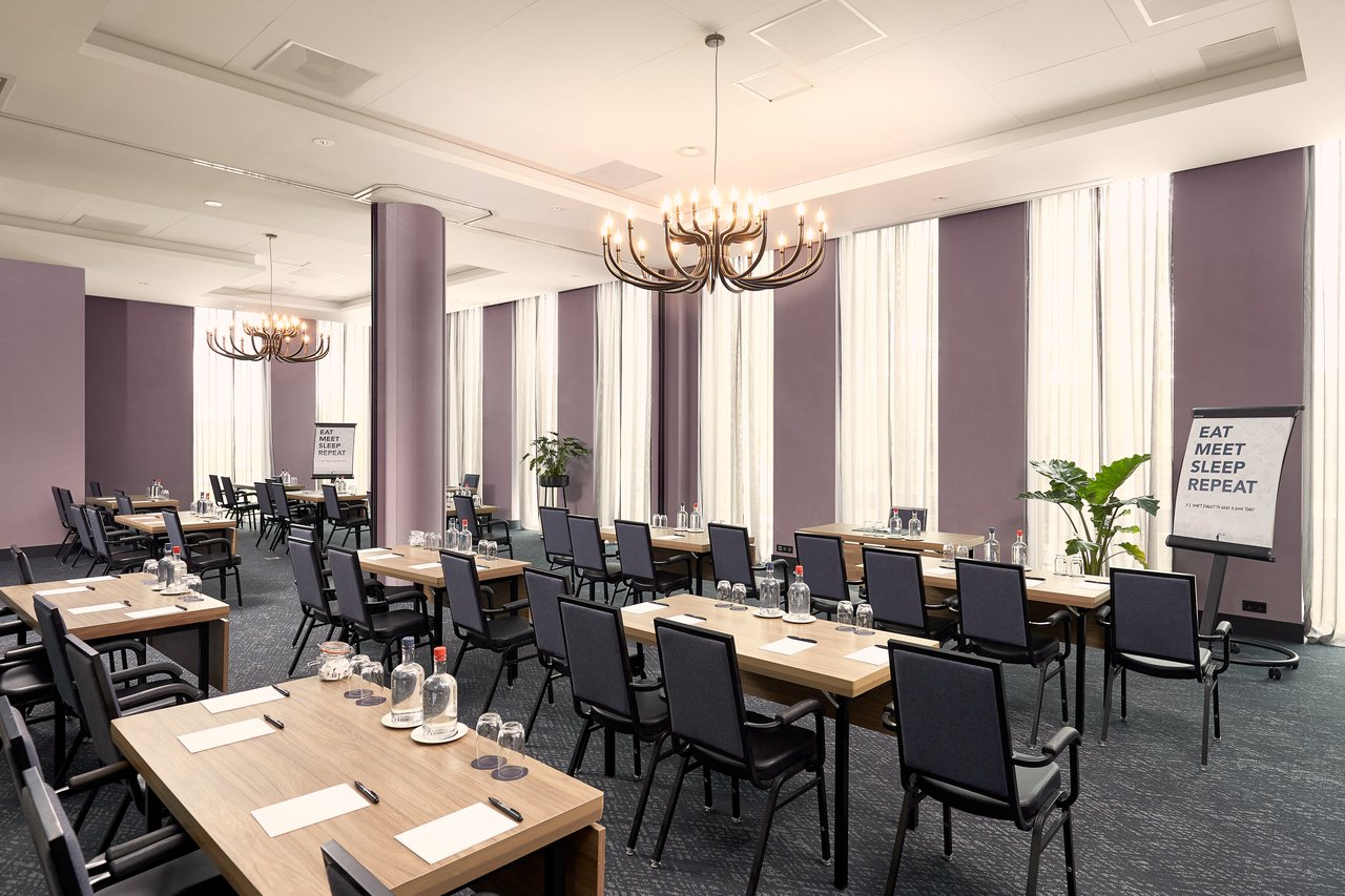 Schoolopstelling in zalen Dappermarkt & Nieuwmarkt – Van der Valk Hotel Amsterdam - Amstel