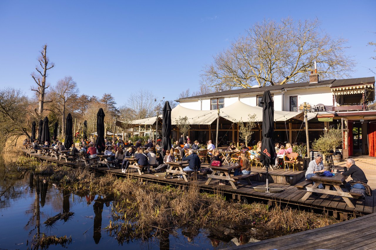 Terras aan de vijver in het park