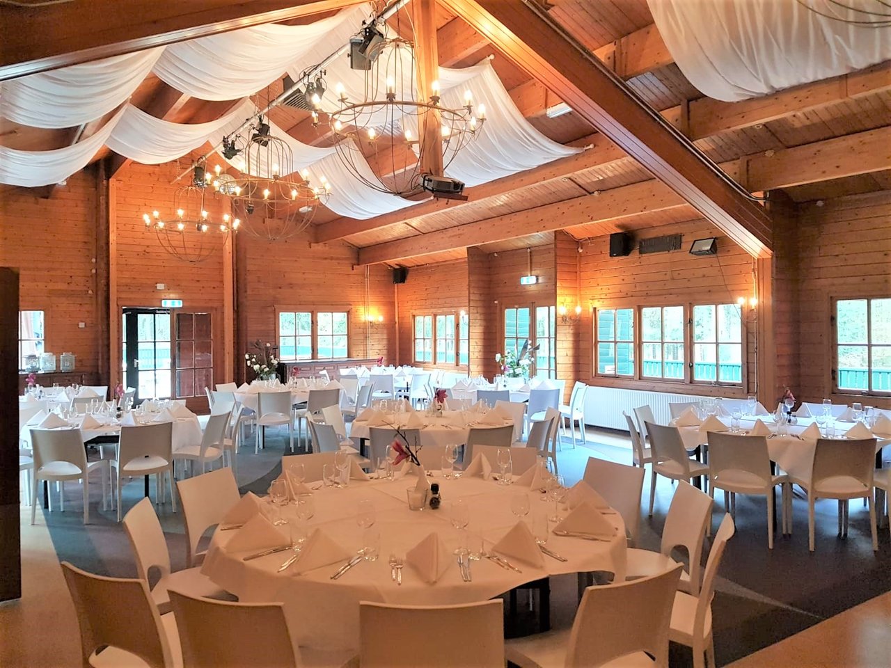 Diner-Chalet-ronde-tafels.03