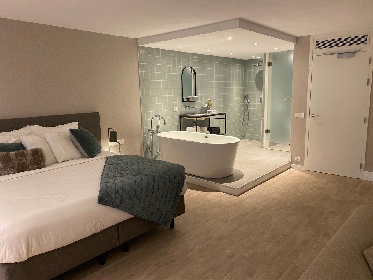 North suite kingsize bed en open badkamer.JPEG