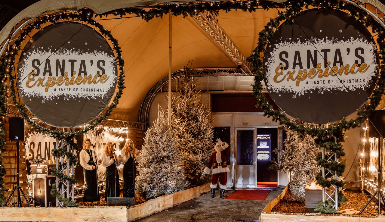 Santa's Experience - entree met de Kerstman en zangeressen
