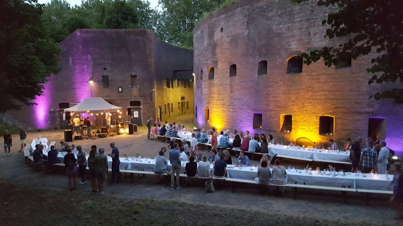 Een diner langs de fortmuren