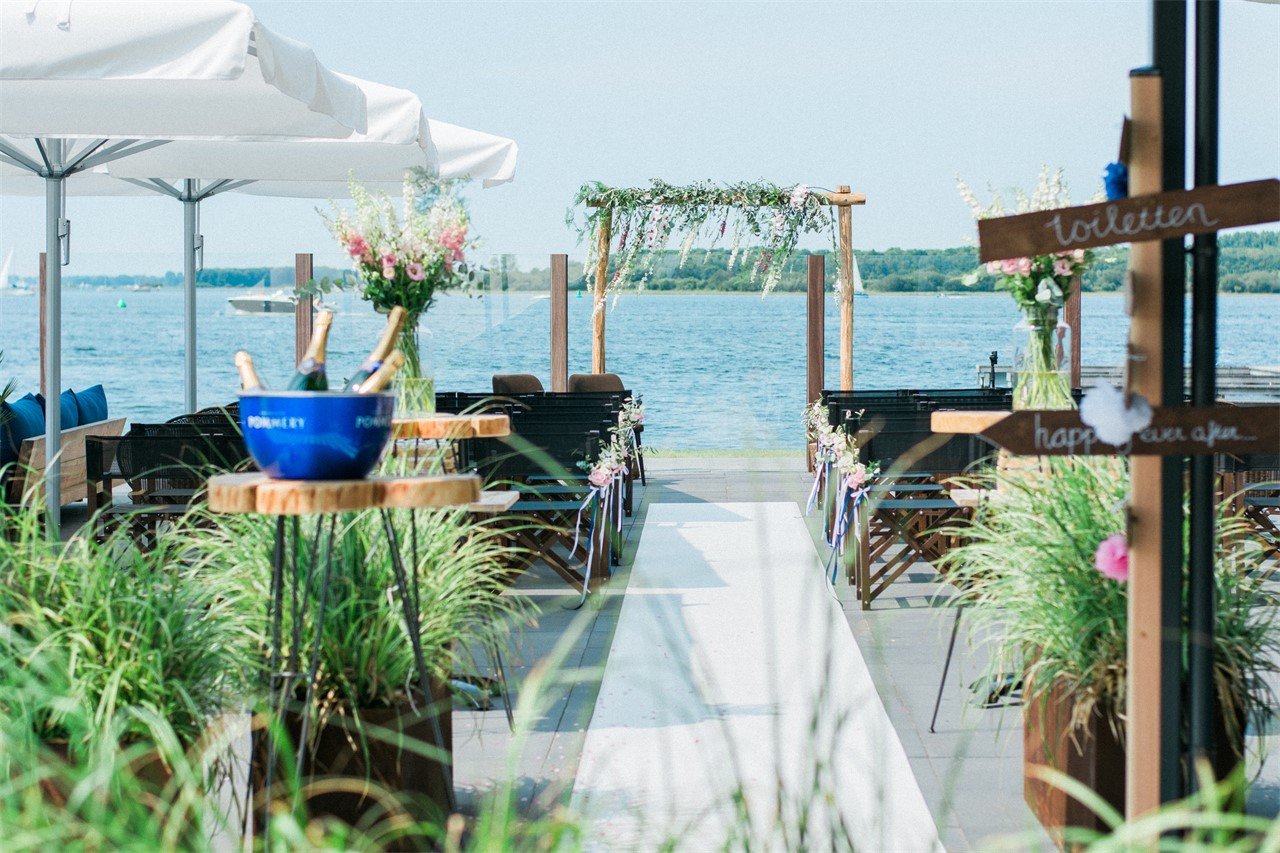 Buiten ceremonie aan het water met sfeervolle details