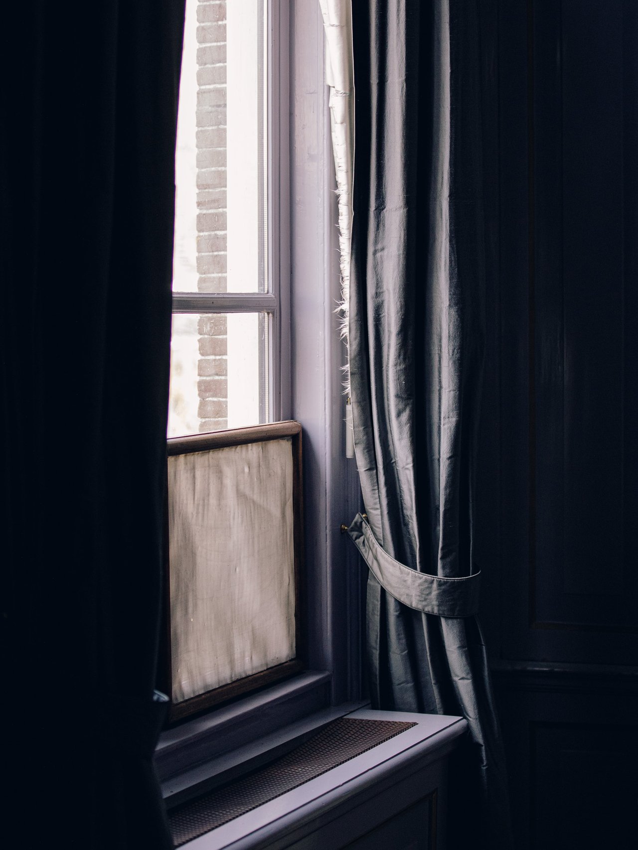 Ochtendlicht door het raam van de B&B – Het Broeker Huis