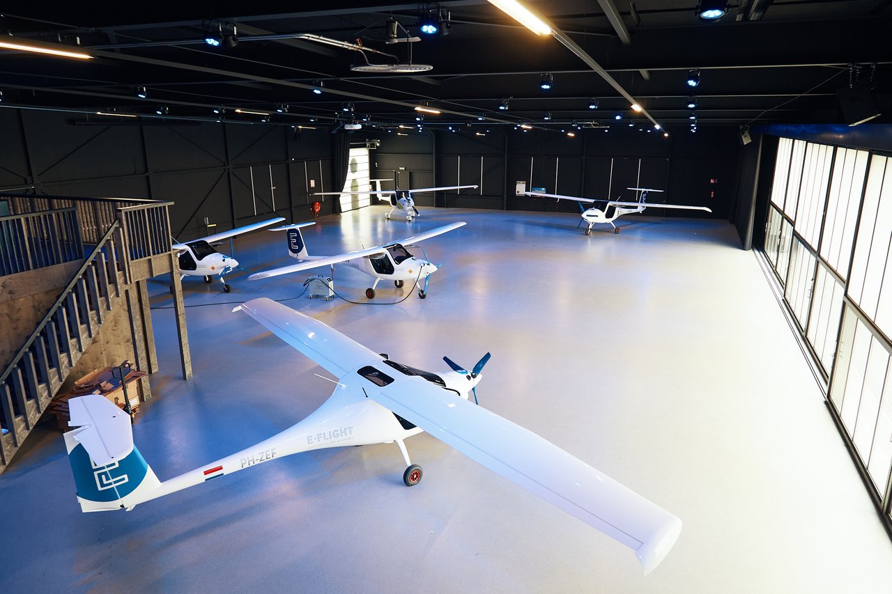 Onze hangaar, volledig naar keuze in te richten. 