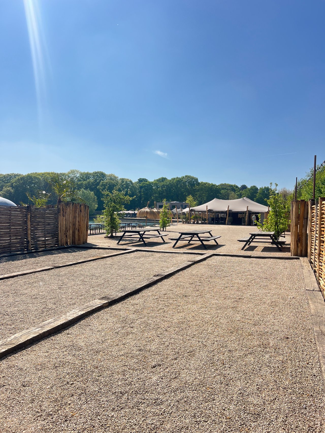 Jeu de boule banen op het terras van Het Paviljoen