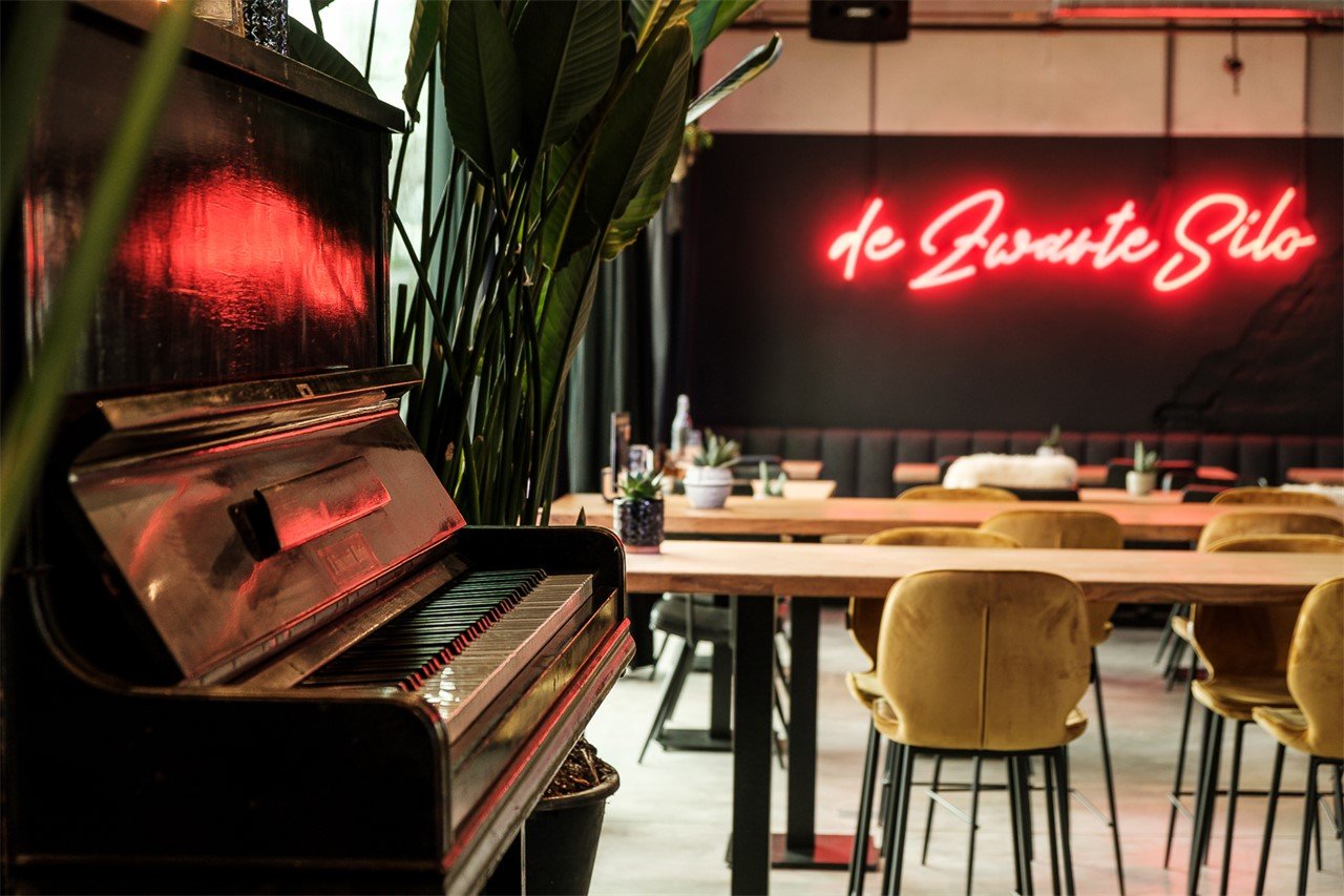 Bar en restaurant met uitzicht op de haven.