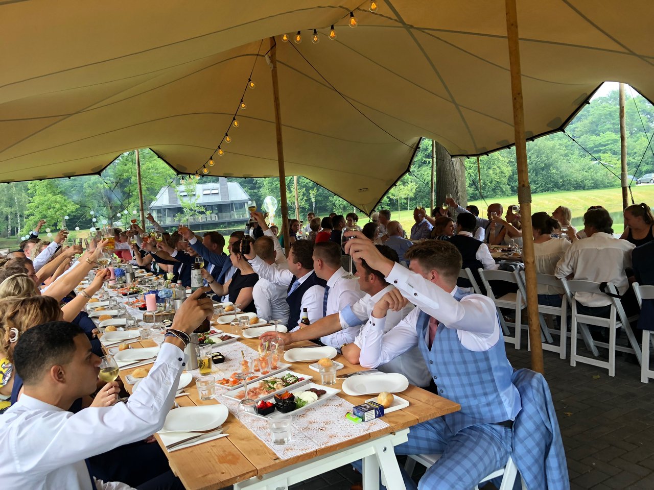 Lange tafel diner in stretch tent