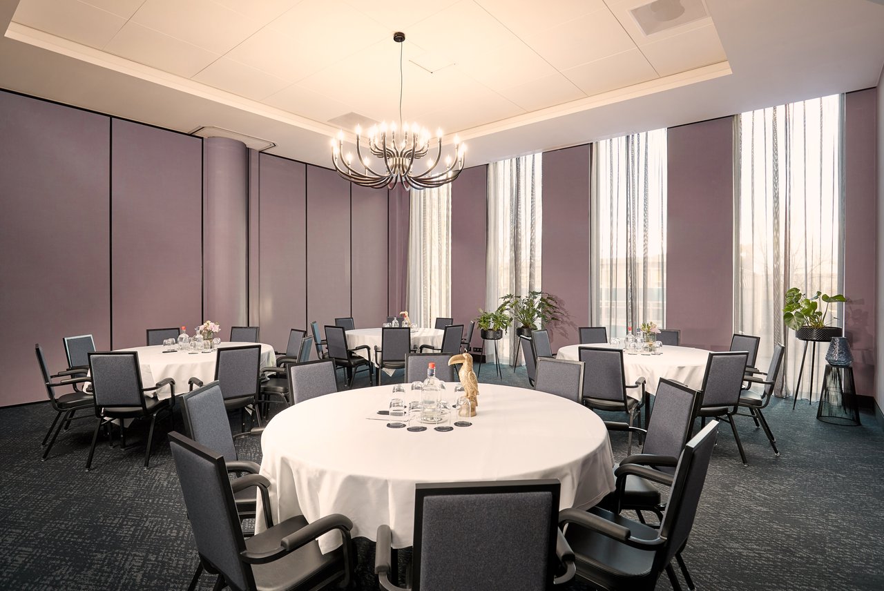 Ronde tafelopstelling in zaal Albert Cuypmarkt – Van der Valk Hotel Amsterdam - Amstel