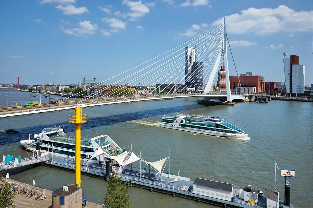 Remastered ligt onder de Erasmusbrug bij steiger Spido rondvaartboot maas