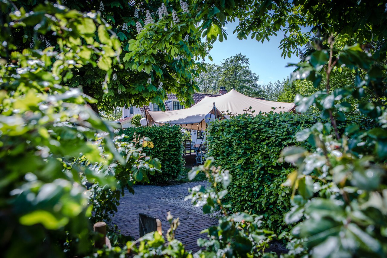 Doorkijkje de tuin in 