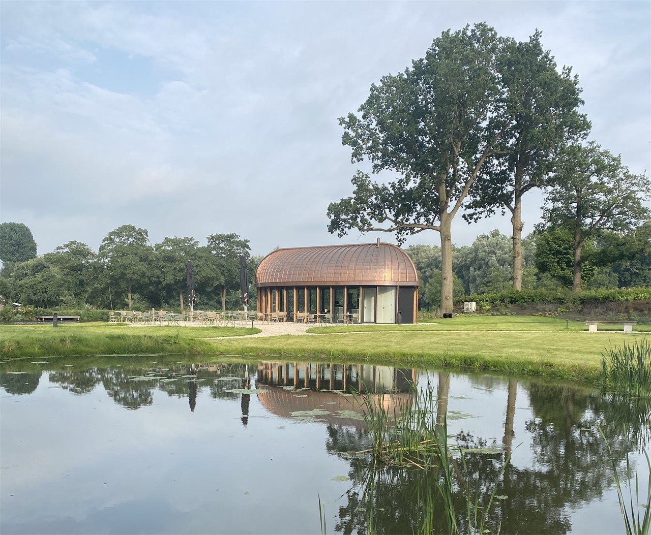 Hotel Flora Batava theehuis en vijver