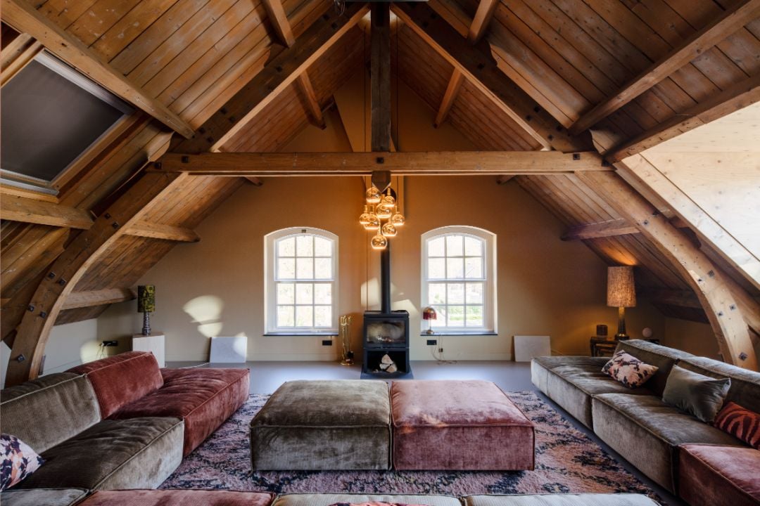 Zithoek bij Kazerne Loft, grote lounge met haardkachel