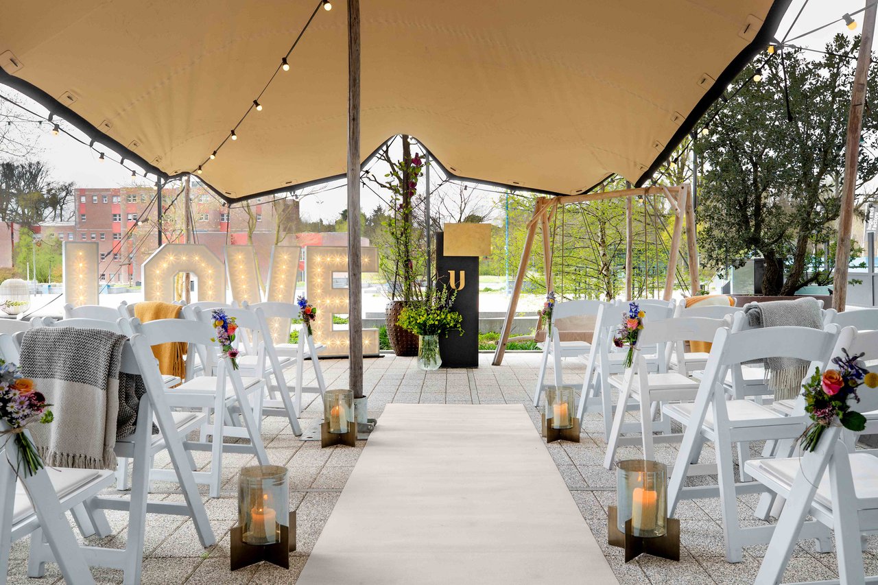 Ceremonie stretchtent op terras.jpg