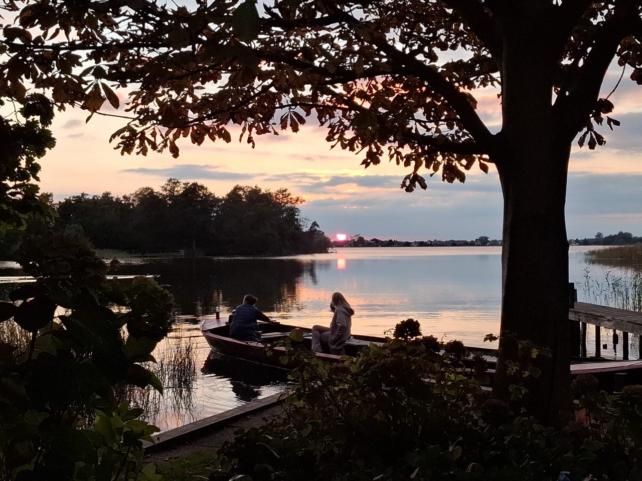 De ontvangstplaats met zonsondergang Eiland Loosdrecht