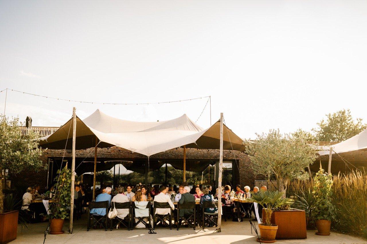 Sfeervol terras tijdens bruiloft diner