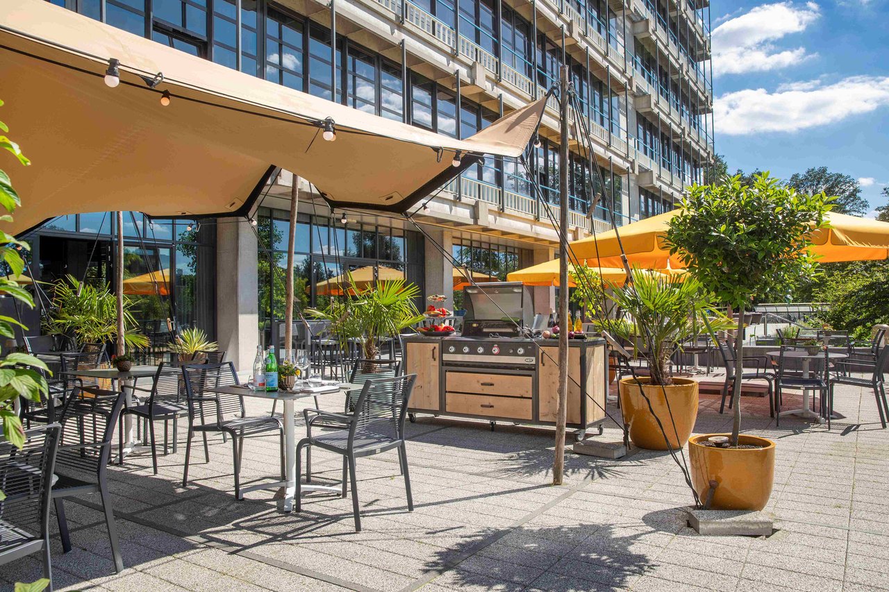 Terras met stretchtent en buitenkeuken