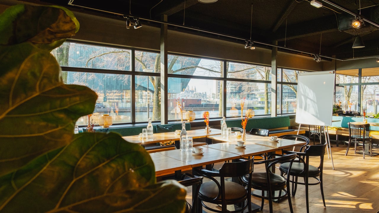 Waterfront semi privé meeting space