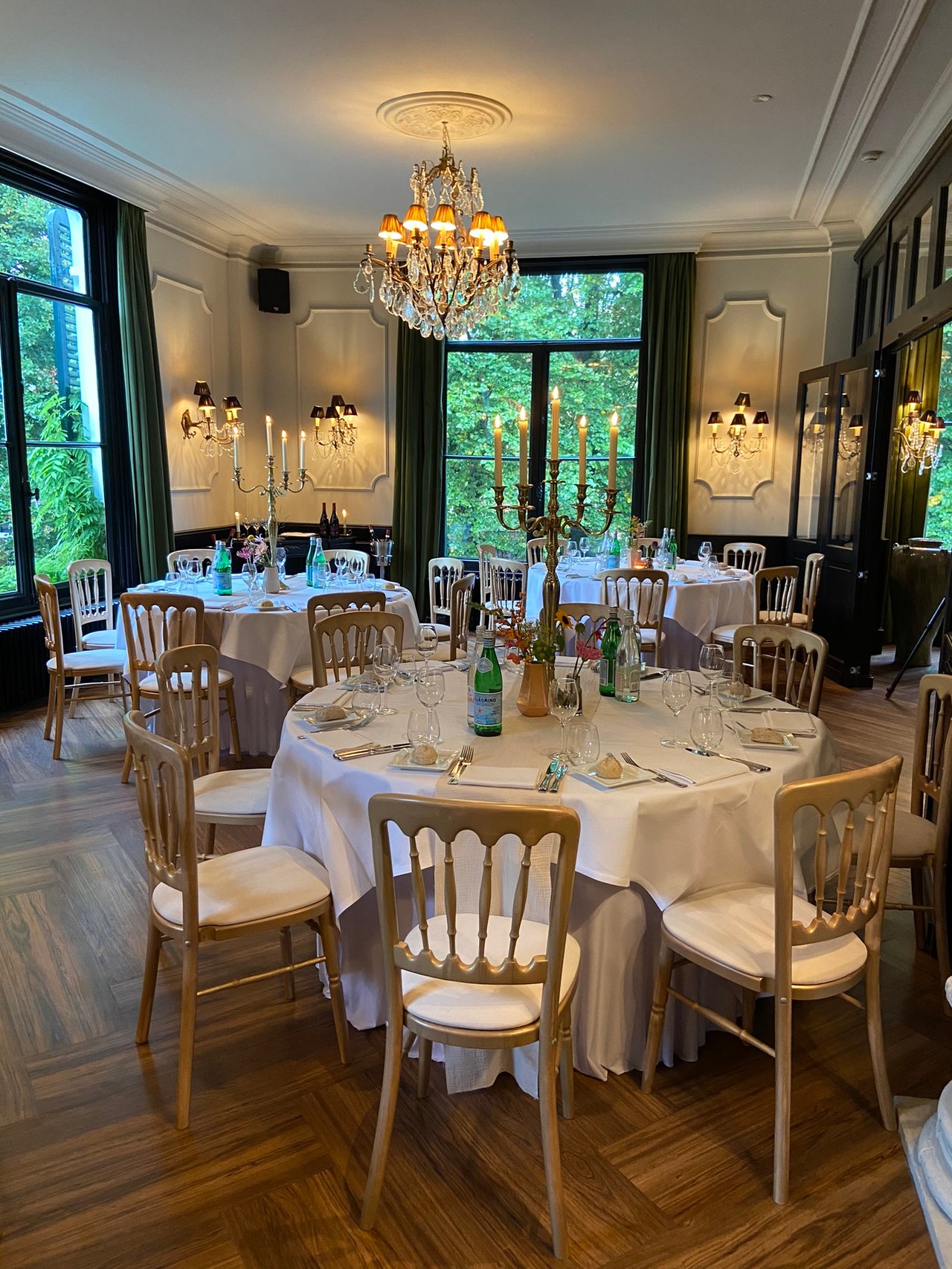 Herenkamer - diner - ronde tafels 6.jpeg