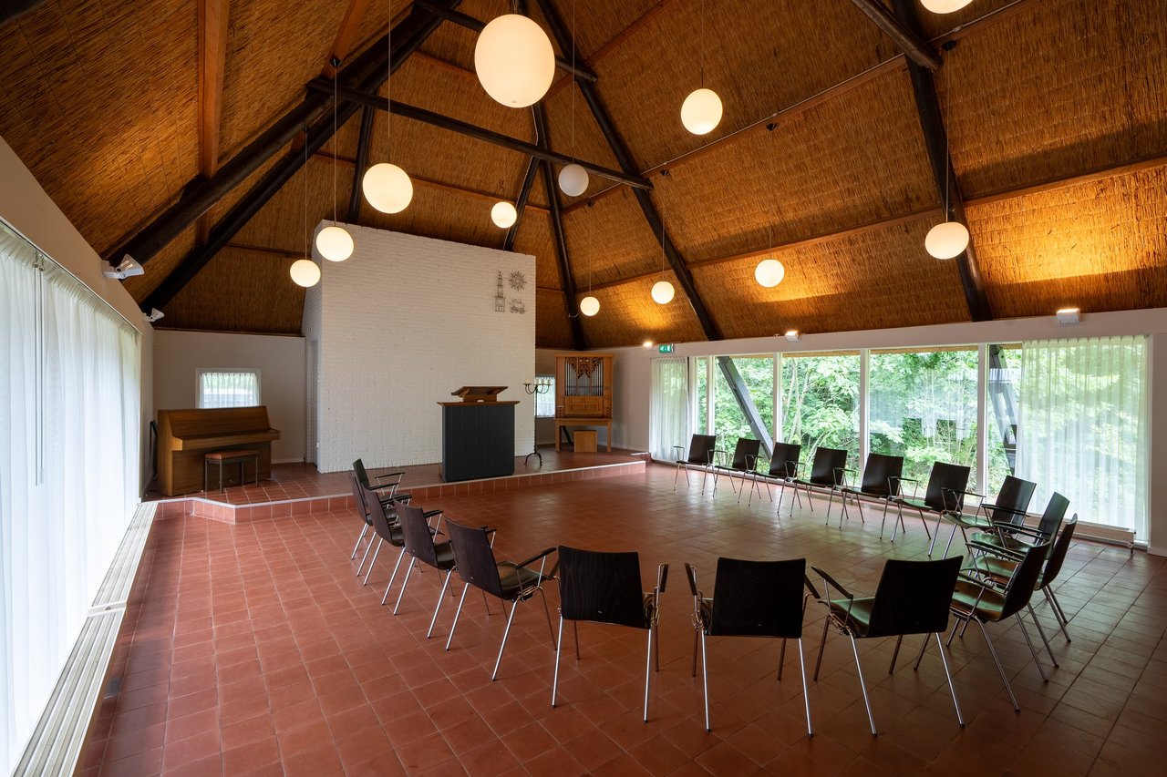 Mennozaal halve cirkel opstelling