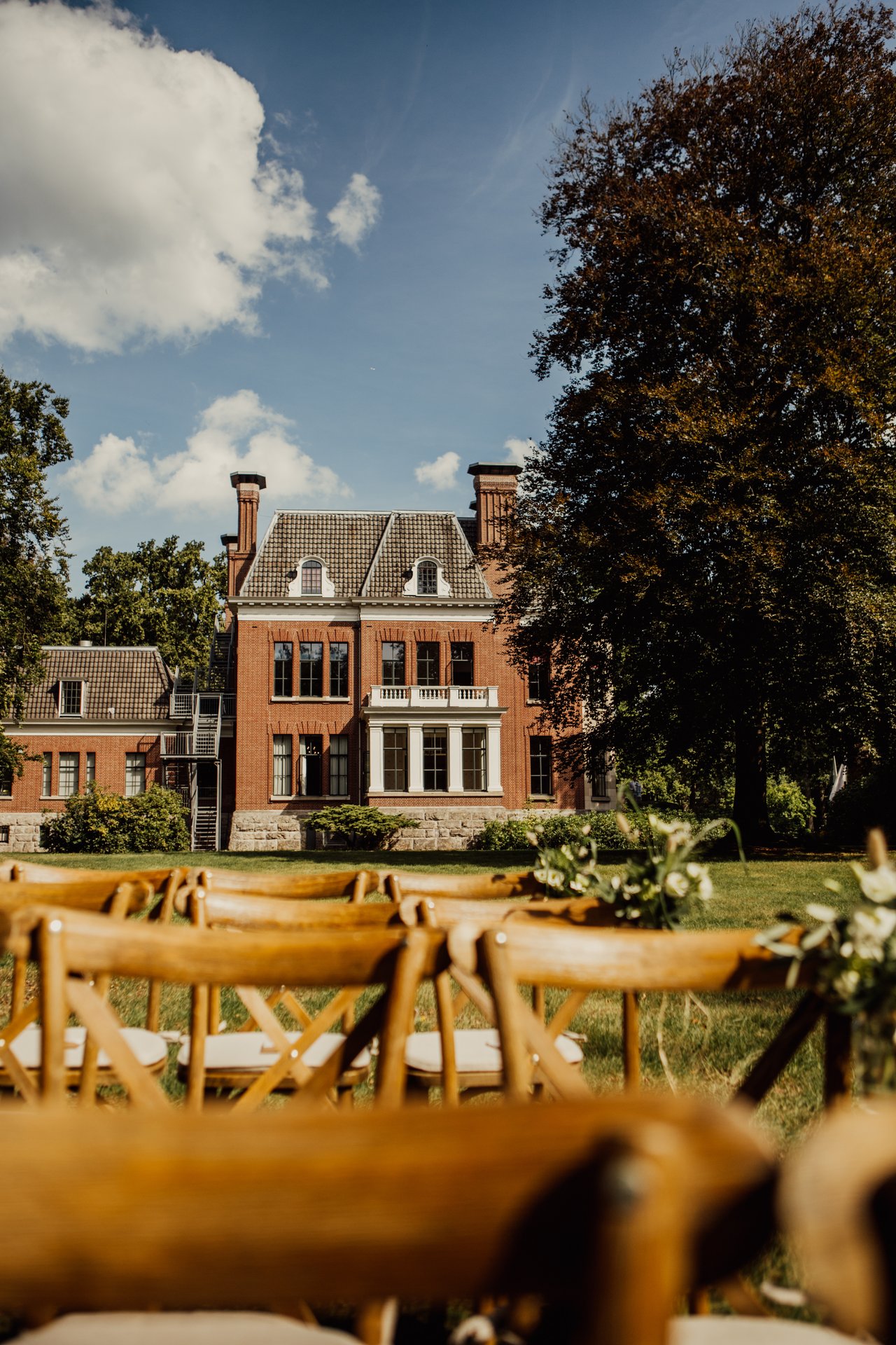 Huwelijk Rijk der Heide uitzicht landhuis vanaf gras.jpg