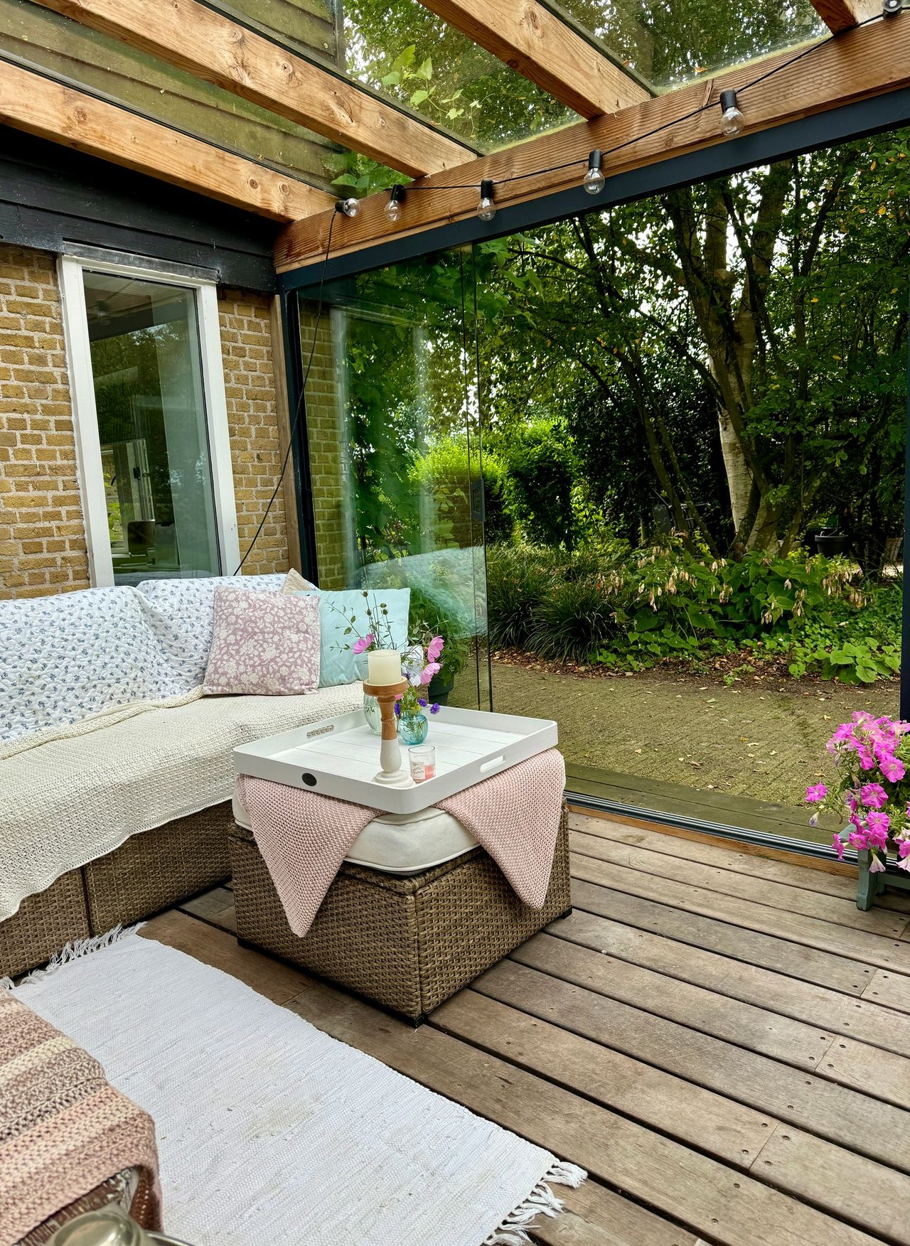 Fijne loungebanken, styling afhankelijk van het seizoen.