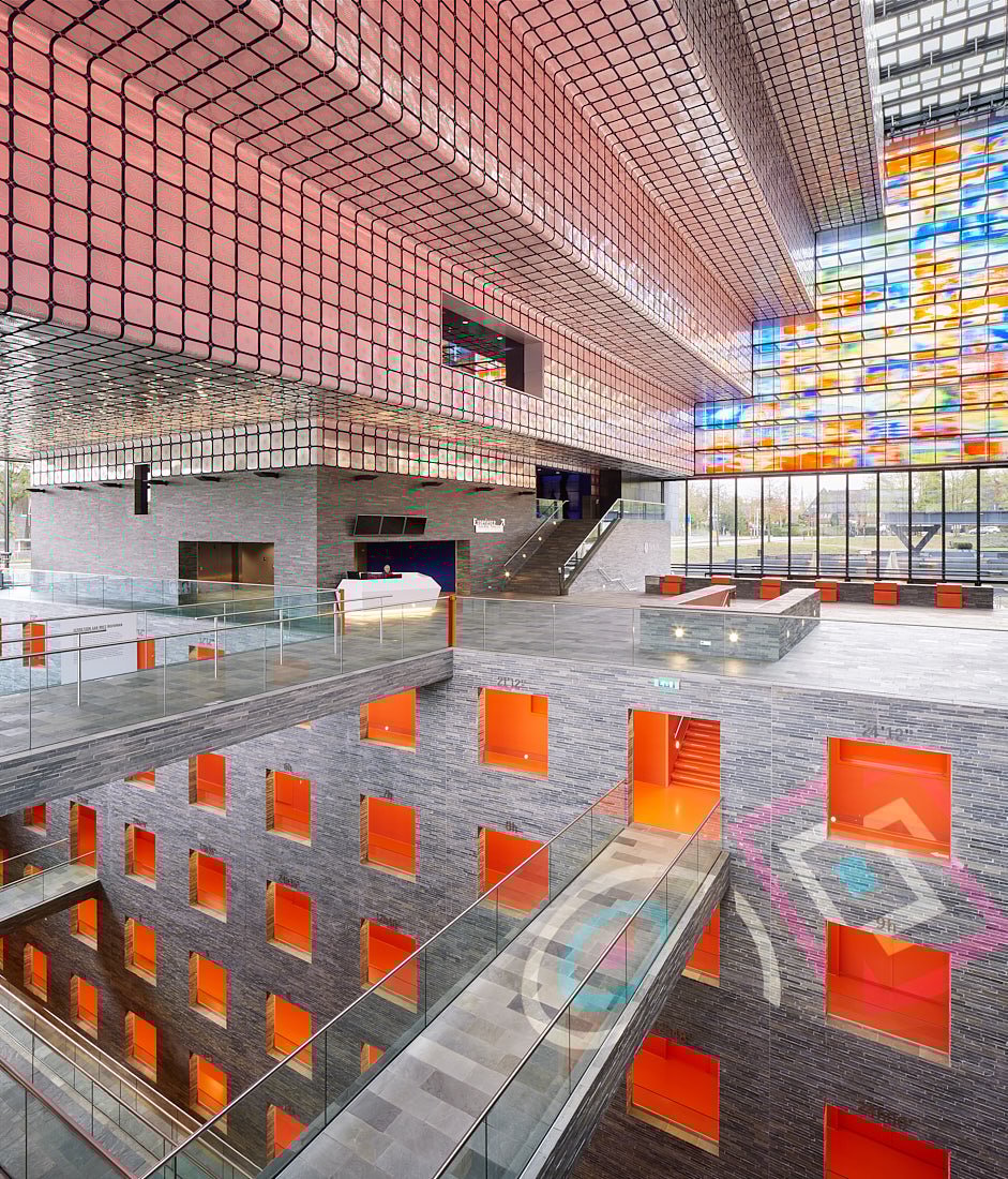 Atrium met zicht op depots