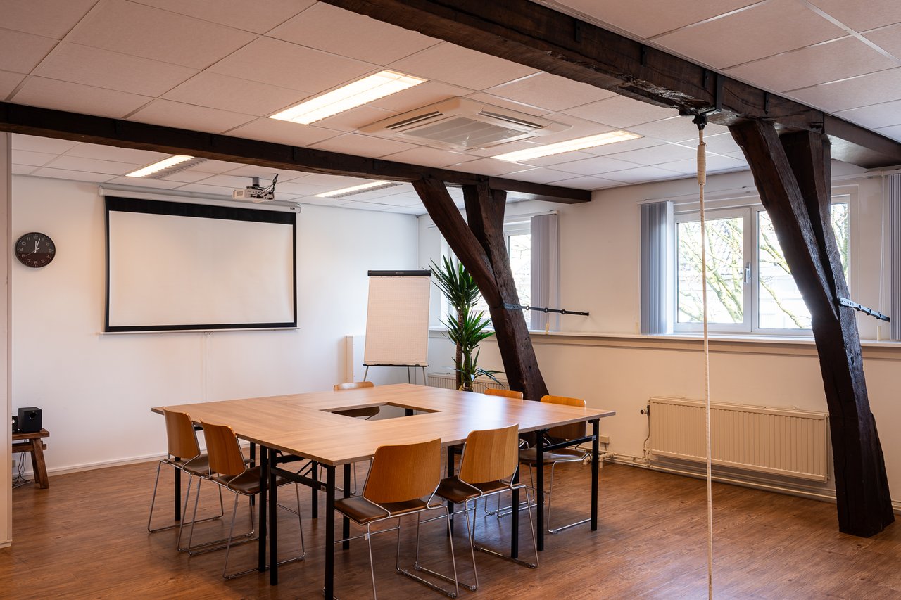 Zaal 3 met beamerscherm en flipover