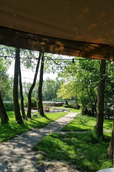 De zitplaats bij het kampvuur op Eiland Loosdrecht