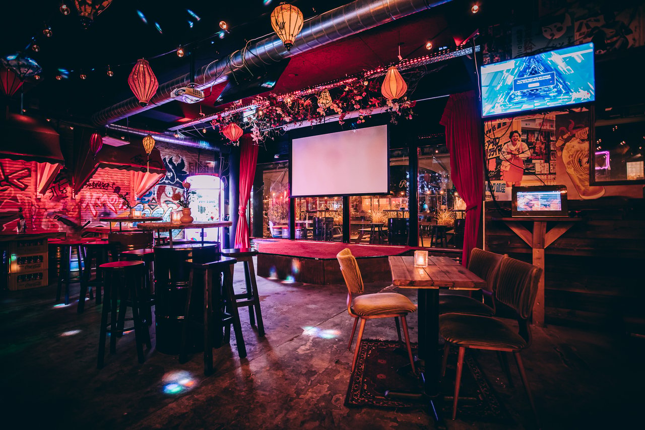 Japanse event venue met podium en presentatiescherm