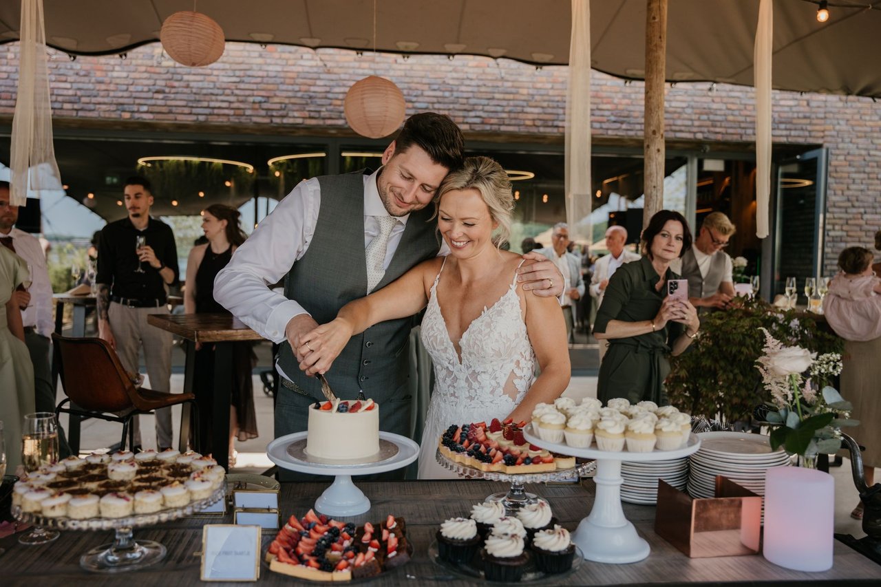 Aansnijden van de bruidstaart in een feestelijke setting