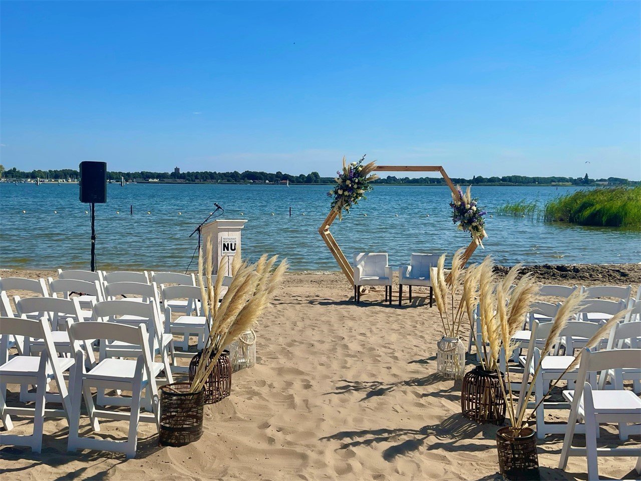 Ceremonie op het strand