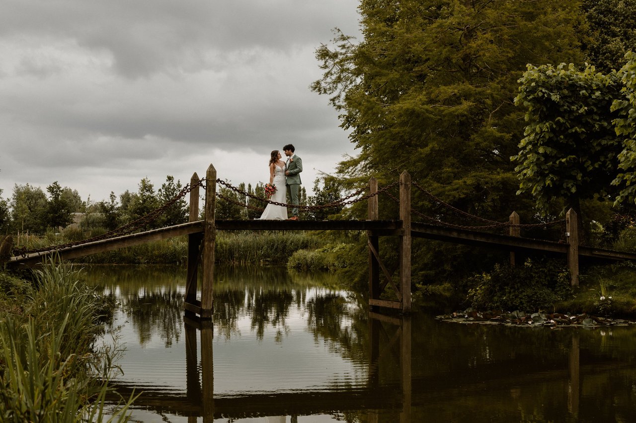 Huis te Jaarsveld -historic bridge - middle island.jpg