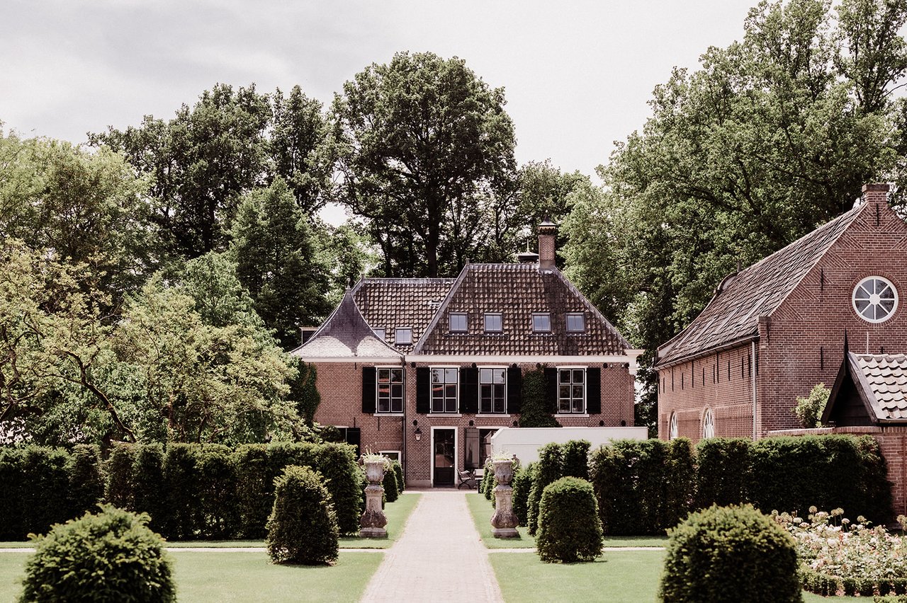 Uitzicht op het hoofdhuis en koetshuis  