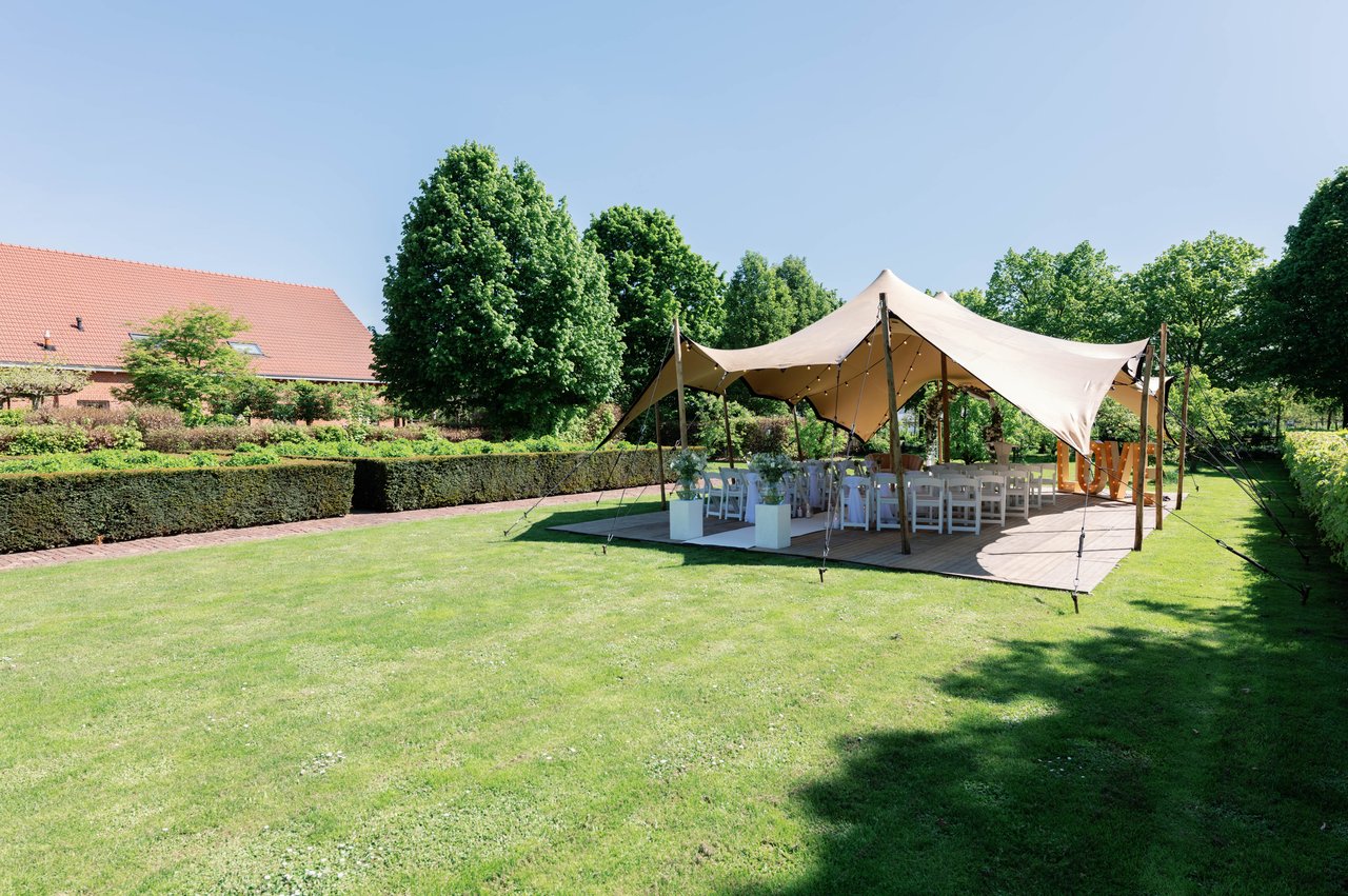 buiten trouwen, ceremonie onder de stretch tent 