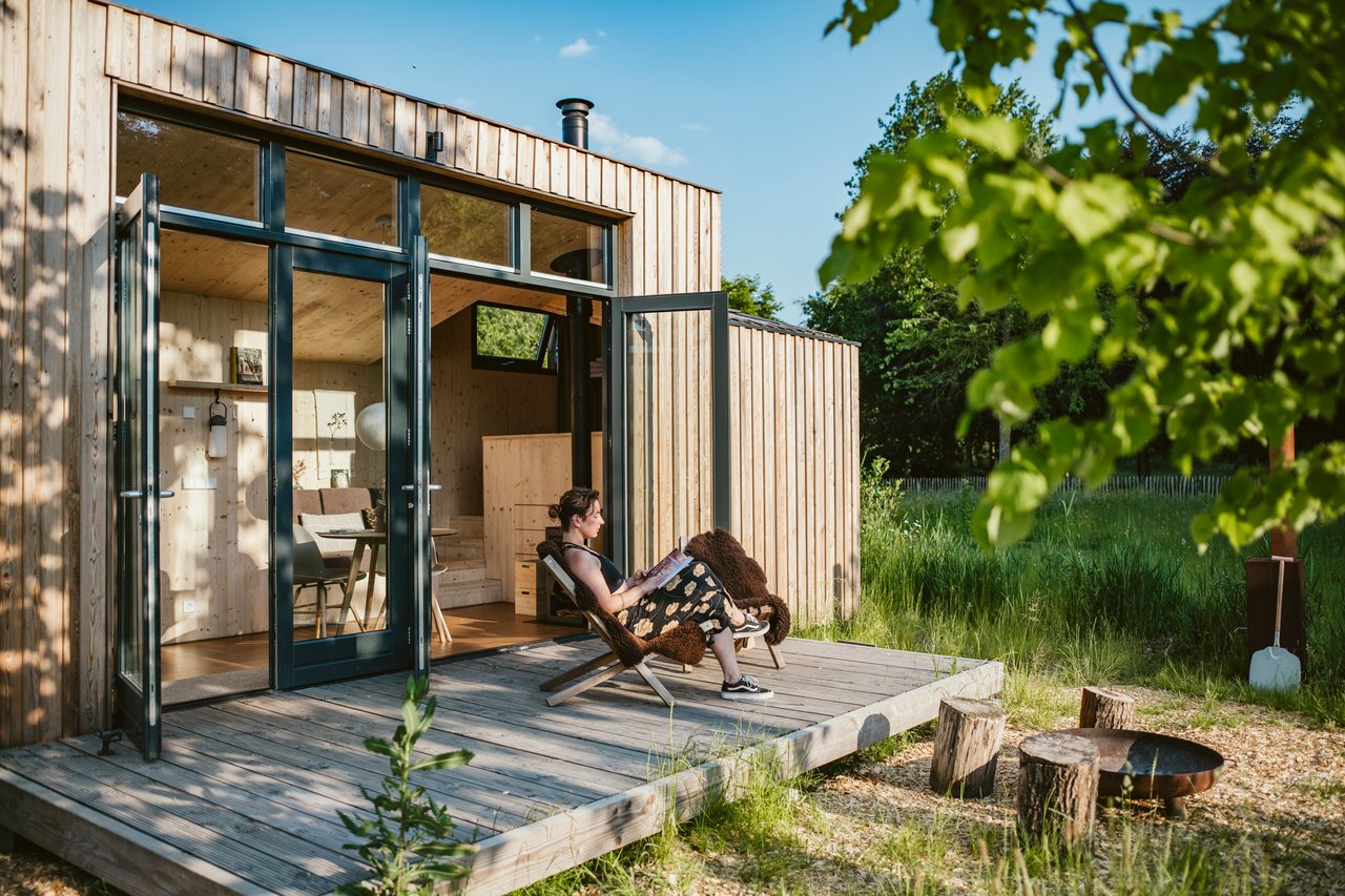  Tiny House exterieur met glazen pui op Yūgen Forest