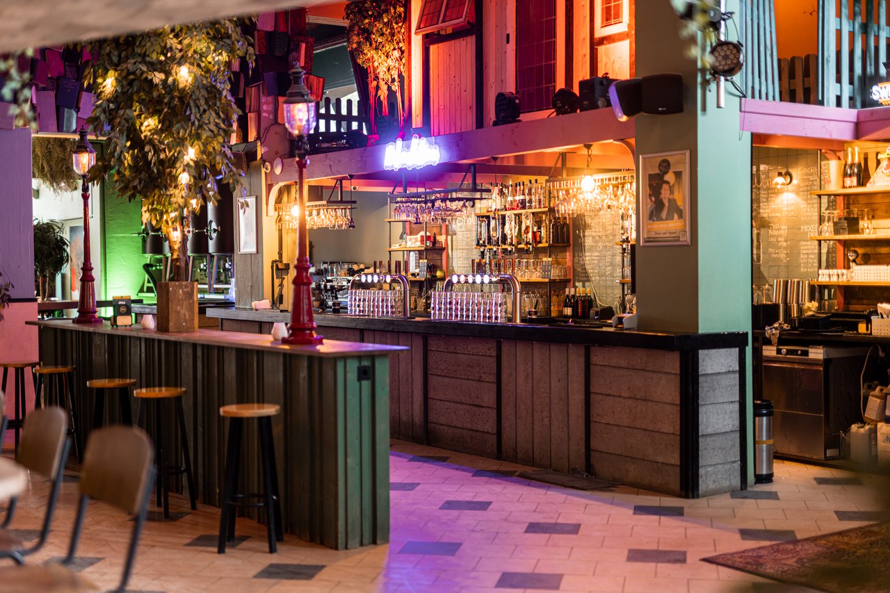 Bar met bartafel