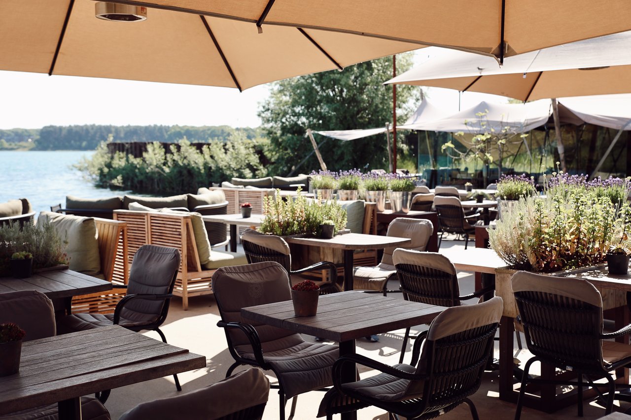 Sfeervol terras aan het water voor lunch, diner en bijeenkomsten