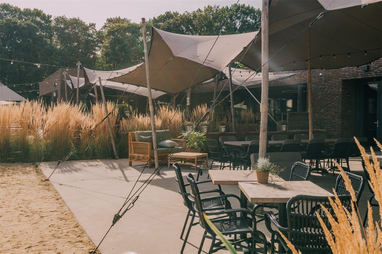 Buitenruimte met terras en overkapping bij Het Houtse Meer