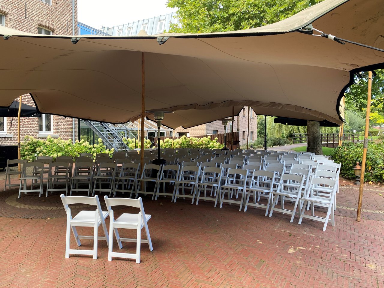Ceremonie op het terras