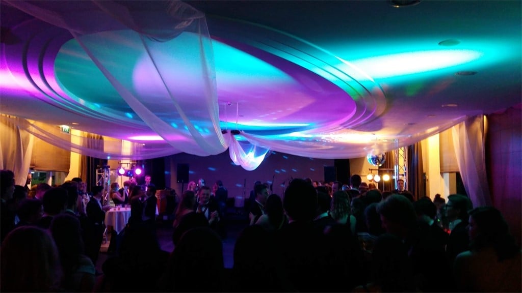Feestavond met dans en verlichting in een feestelijke zaal