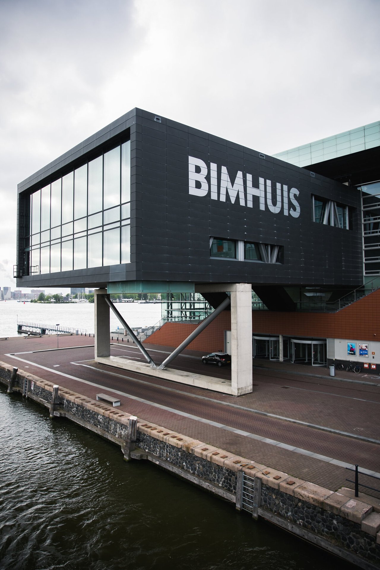 Buitenkant Bimhuis vanaf de Loopbrug