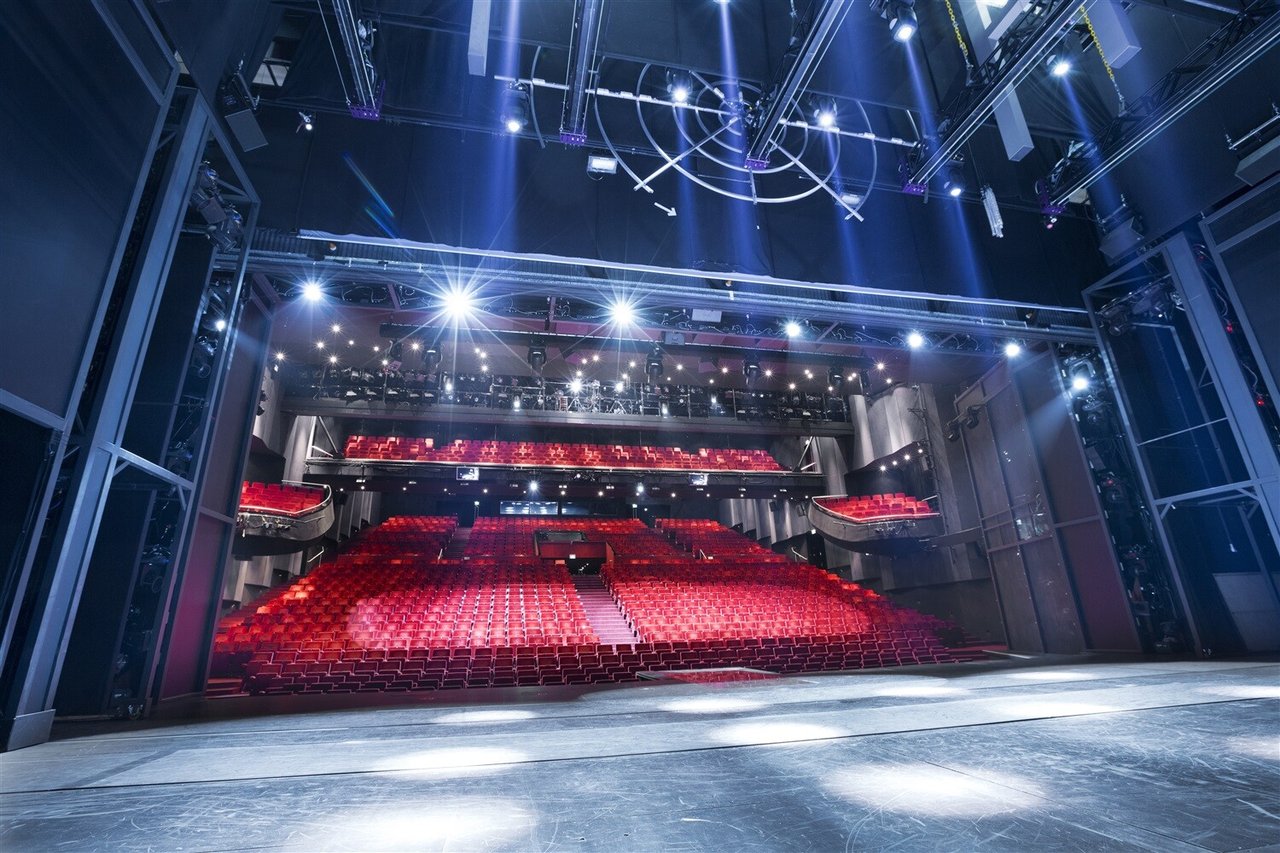 Theaterzaal-vanaf-podium-gezien