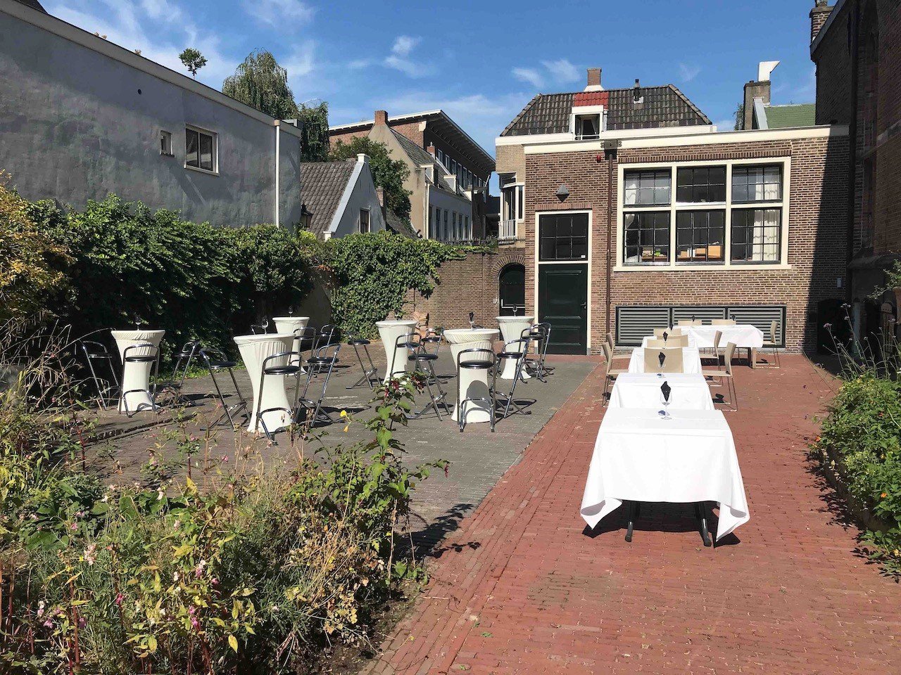 Besloten binnentuin met bartafels · Leeuwenbergh in centrum Utrecht 