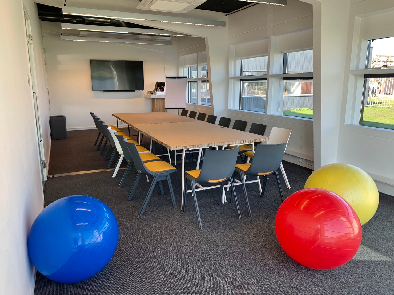 Meeting Space - Space 4 - Zaal 4 - Yogaballen - Uitzicht - Flipover - Meetingkit - Scherm - DUS De Utrechtse Stadsvrijheid