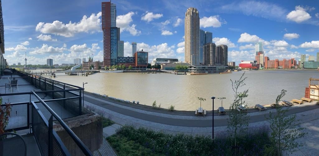 Uitzicht vanaf het balkon op de kop van zuid