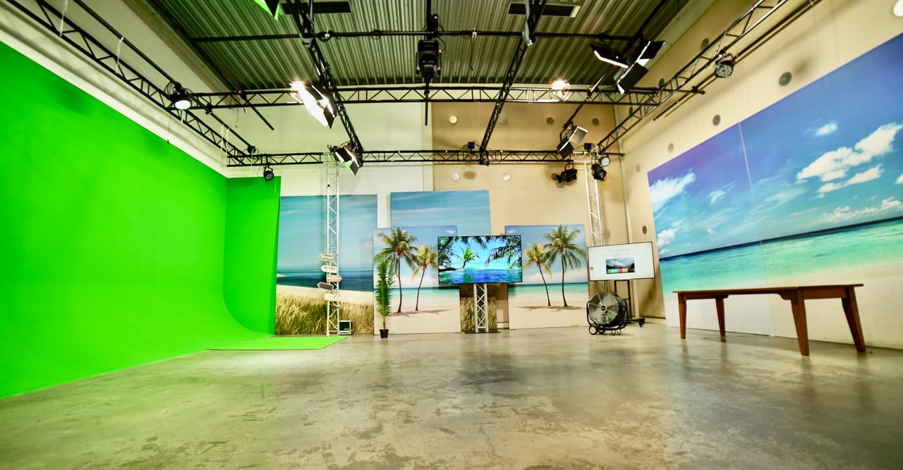 Studio 3 met greenscreen wand, lichtgrid en prints