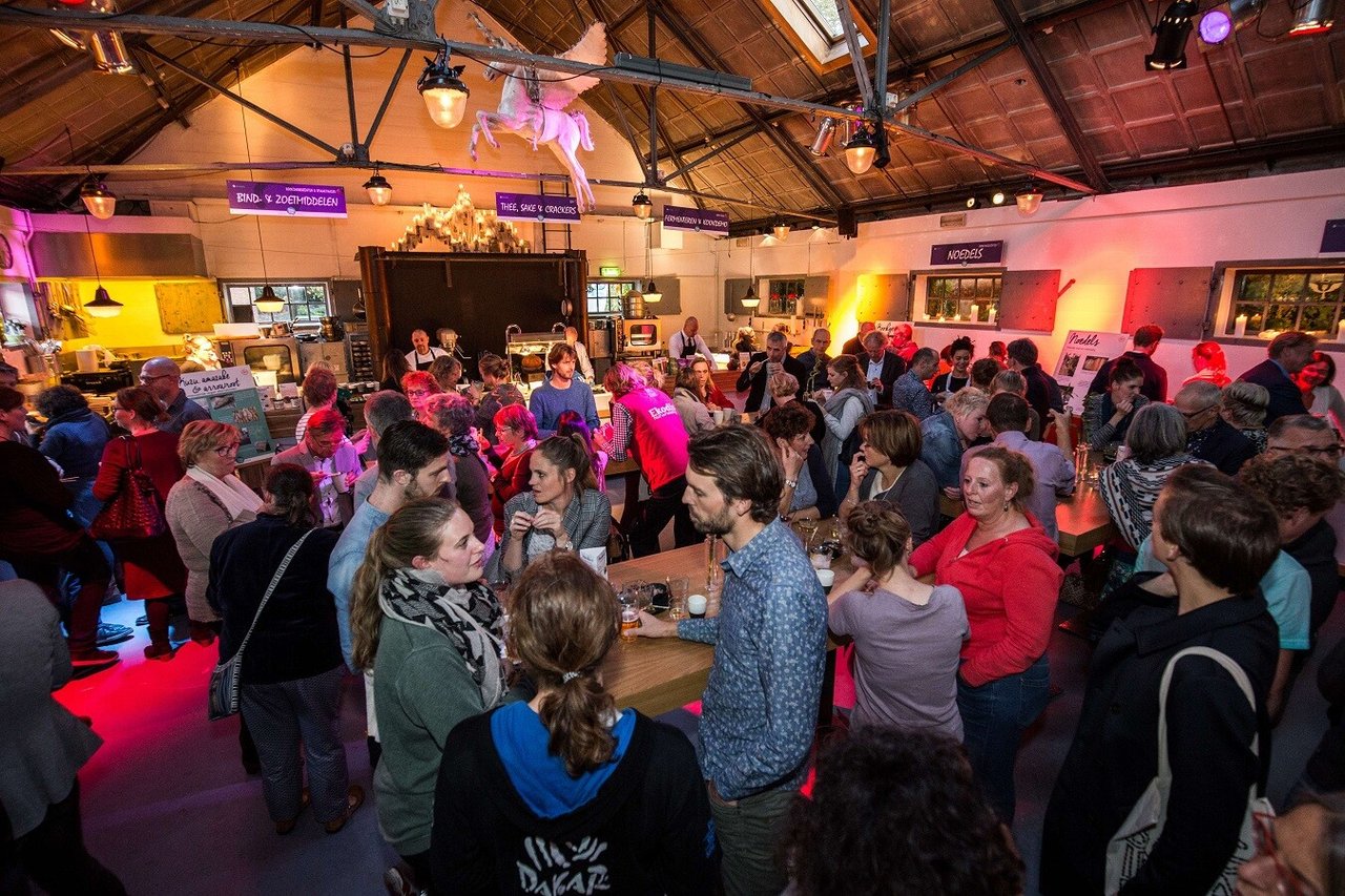 Borrel-in-zaal-F--Japanse-klant-