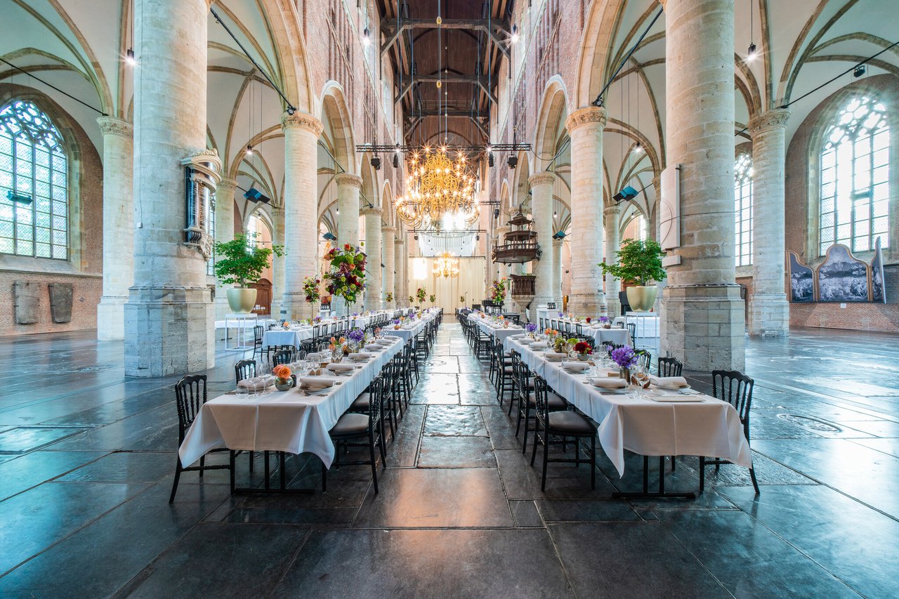 Dineropstelling met lange tafels in het schip - Pieterskerk Leiden (1)