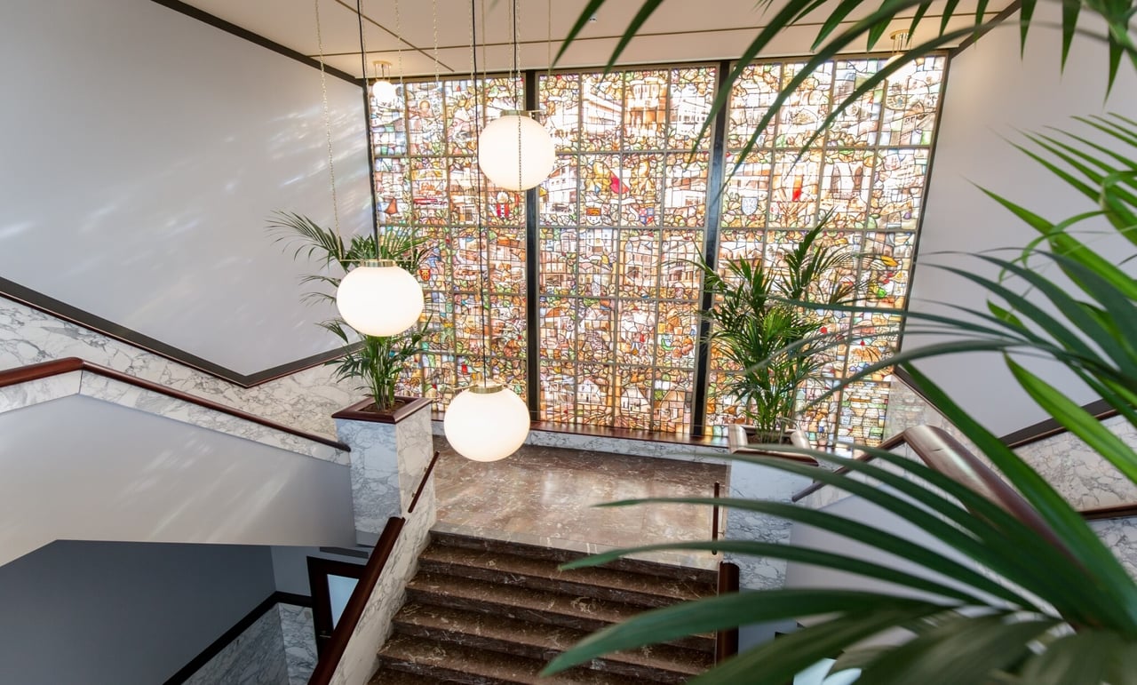 Glas-in-loodramen in het trappenhuis van het voormalige Kantoor van Villa Jongerius
